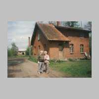 008-1037 Die ehem. Polizeistation ( David) in Buergersdorf im Jahre 1995. Im Bild Thea und Franz Rippke.JPG